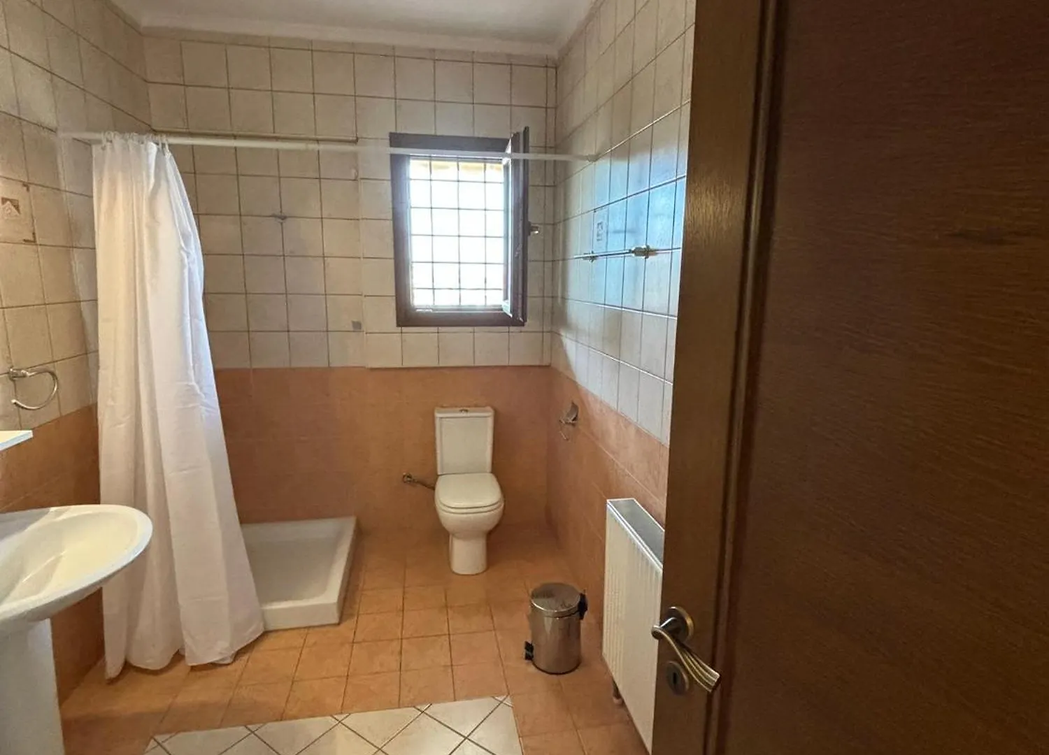 Lux Apartment - One Bedroom , Living Room , Kitchen , Bathroom - For 1 To 7 People, Also For Parties & Gatherings Up To 25 People, Only 15 Minutes From Thessaloniki City Center And 8' Minutes From Thessaloniki Airport Neon Rysion Greece