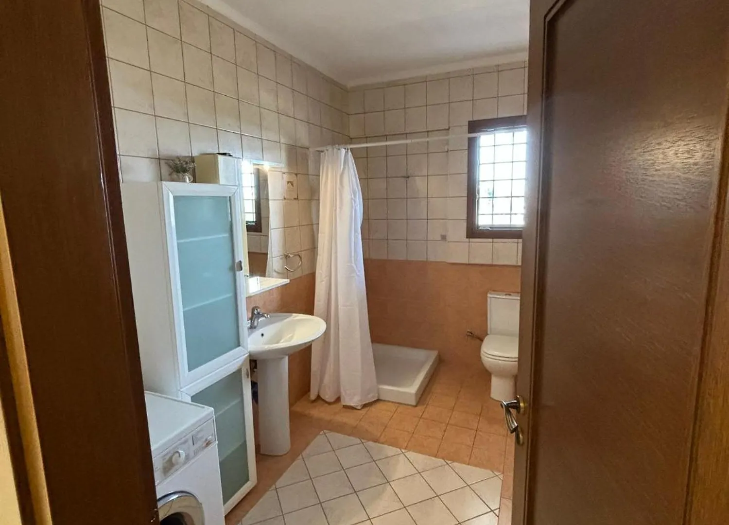 Lux Apartment - One Bedroom , Living Room , Kitchen , Bathroom - For 1 To 7 People, Also For Parties & Gatherings Up To 25 People, Only 15 Minutes From Thessaloniki City Center And 8' Minutes From Thessaloniki Airport Neon Rysion