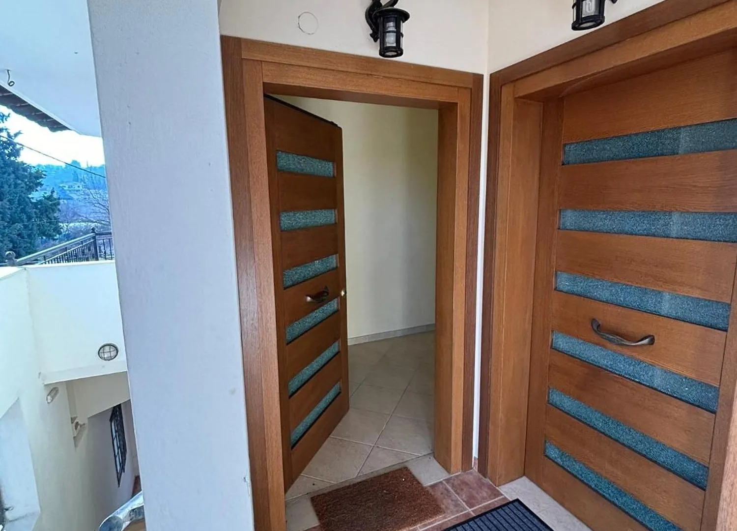 Lux Apartment - One Bedroom , Living Room , Kitchen , Bathroom - For 1 To 7 People, Also For Parties & Gatherings Up To 25 People, Only 15 Minutes From Thessaloniki City Center And 8' Minutes From Thessaloniki Airport Neon Rysion 0*,
