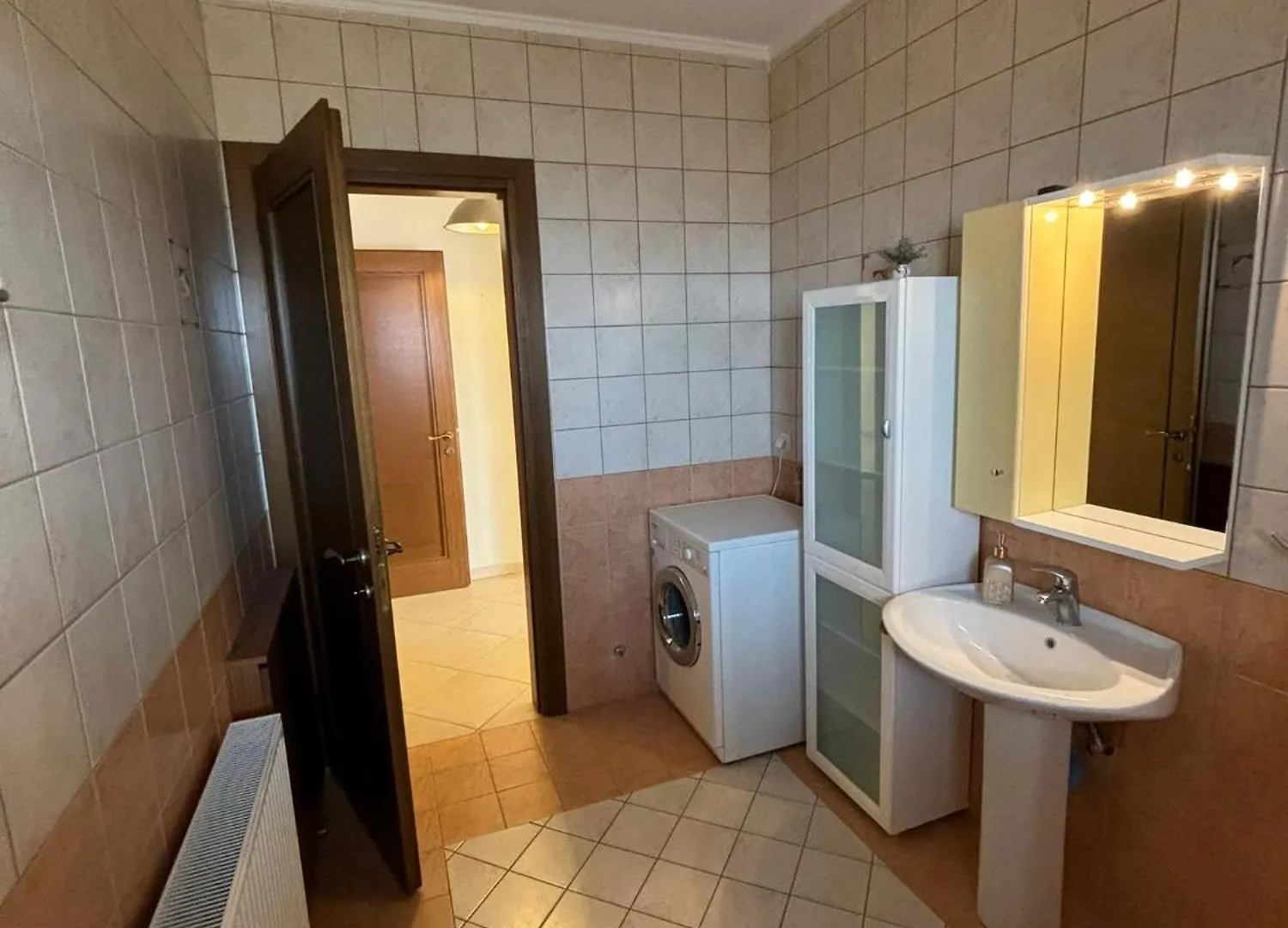 Lux Apartment - One Bedroom , Living Room , Kitchen , Bathroom - For 1 To 7 People, Also For Parties & Gatherings Up To 25 People, Only 15 Minutes From Thessaloniki City Center And 8' Minutes From Thessaloniki Airport Neon Rysion