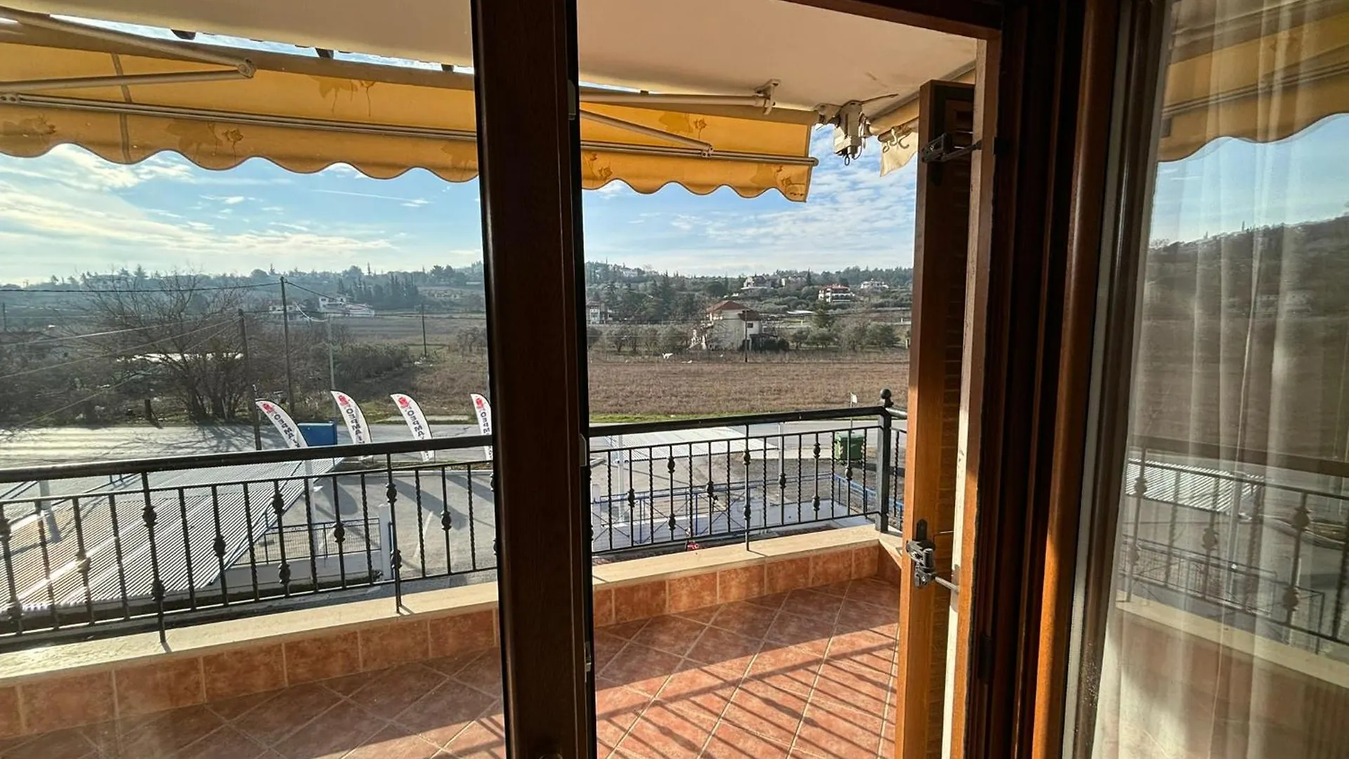 Lux Apartment - One Bedroom , Living Room , Kitchen , Bathroom - For 1 To 7 People, Also For Parties & Gatherings Up To 25 People, Only 15 Minutes From Thessaloniki City Center And 8' Minutes From Thessaloniki Airport Neon Rysion